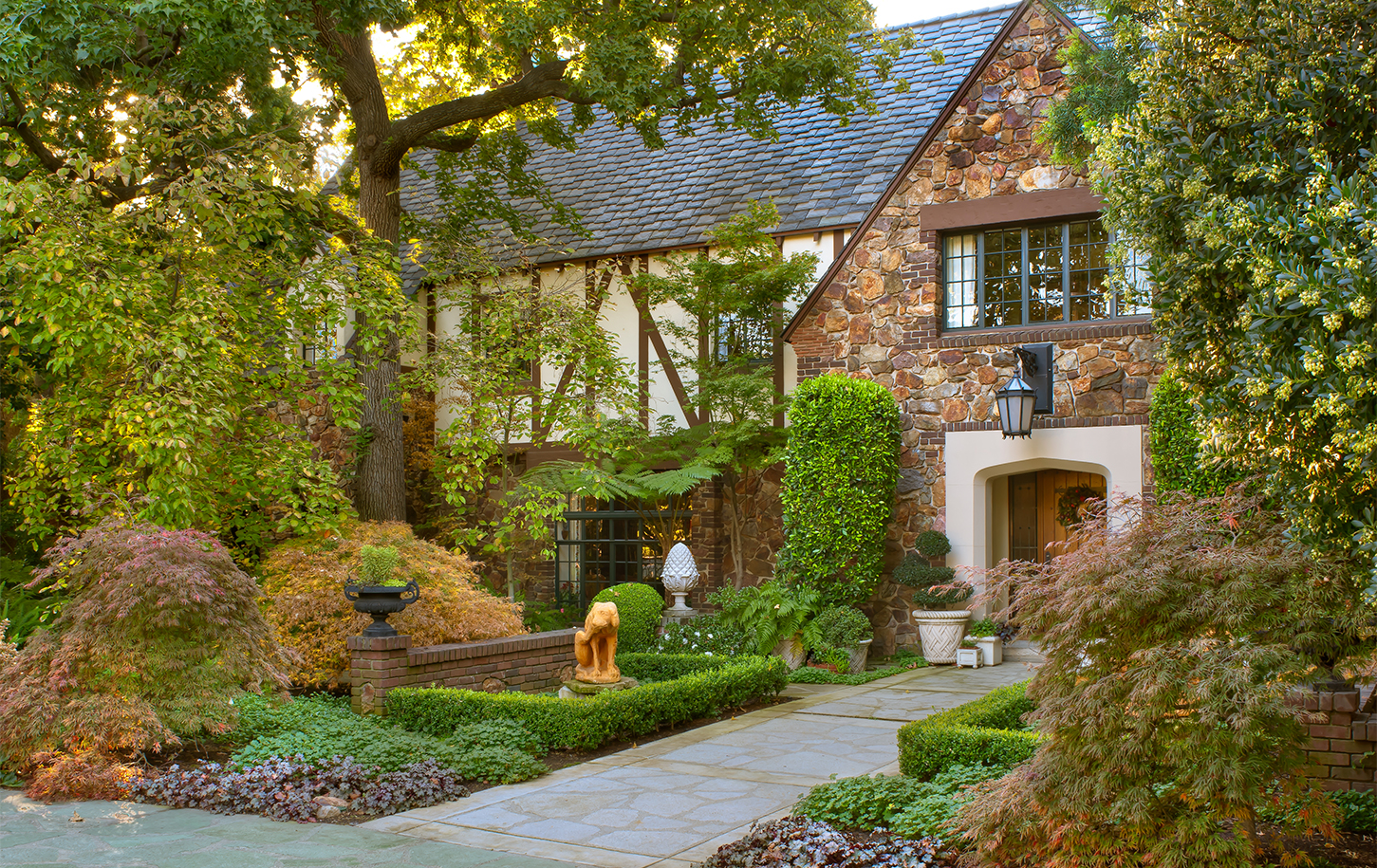 Pomello Garden Cottage English Tudor Style